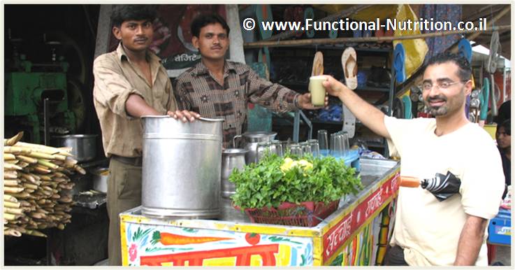 יוסי נהנה ממשקה מרענן ממיץ קנה סוכר בשוק בדלהי שבהודו